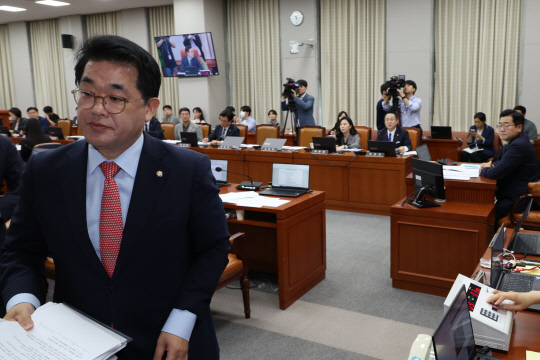 25일 오전 서울 여의도 국회에서 열린 국회 운영위원회 전체회의에서 거대야당의 일방적인 쟁점법안 상정에 항의하며 배준영 여당 간사를 비롯한 국민의힘 의원들이 퇴장하고 있다. 이날 운영위는 더불어민주당 등 야당이 발의한 '대통령의 재의요구 권한 행사에 관한 특별법안', 이른바 '김홍일 방지법'(국회법 개정안) 등을 상정하고 국회운영개선소위에 회부했다.<연합뉴스 사진>